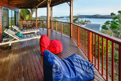 NEWLY BEAUTFULLY RENOVATED 16 The Casuarina 3 Bedroom House With 180 Degree Ocean Views - Holiday Byron Bay 4