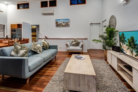 Casuarina 18 Ocean View House Central Location BBQ Golf Buggy - Holiday Byron Bay 3