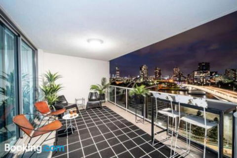 3br Stylish Apt CBD River & City Views SpaSaunaPoolWIFINetflix - Holiday Byron Bay 0