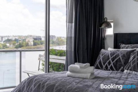 3br Stylish Apt CBD River & City Views SpaSaunaPoolWIFINetflix - Holiday Byron Bay 6