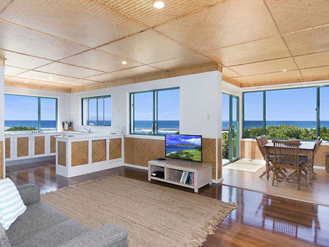 WHITE WAVES 6 OCEAN VIEWS FROM BEACHFRONT BALCONY - Holiday Byron Bay 2