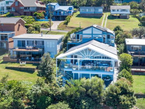 NANNY & POPPYS BEACH HOUSE Gerroa 4pm Check Out Sundays - Holiday Byron Bay 0