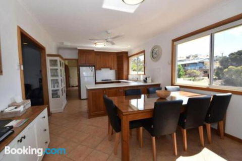 Miramar At Penneshaw KI - Holiday Byron Bay 0