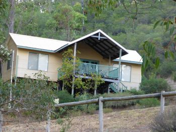 Nannup Valley Chalets - Holiday Byron Bay 2