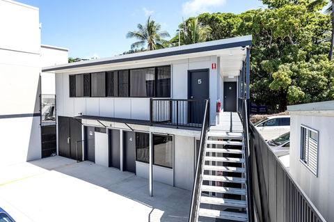 Airlie Sun & Sand Accommodation 6 - Holiday Byron Bay 1