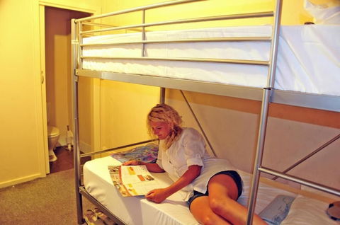 Adelaide Travellers Inn - Hostel - Holiday Byron Bay 5