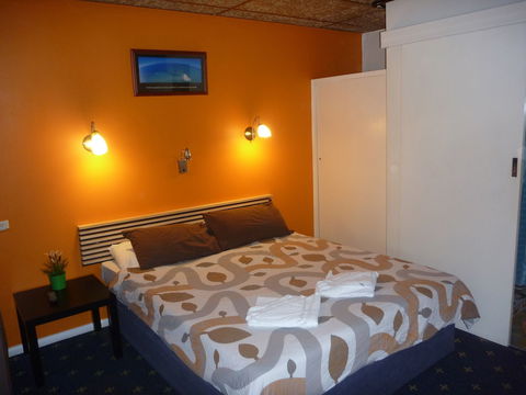Adelaide Travellers Inn - Hostel - Holiday Byron Bay 4
