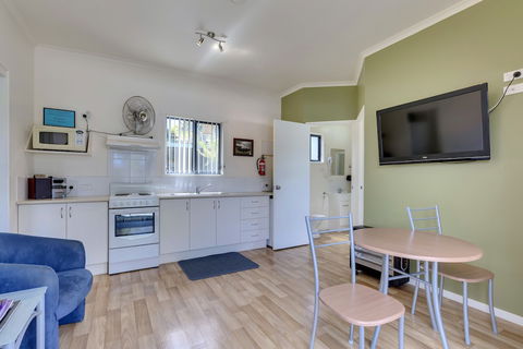 Port Huon Cottages - Holiday Byron Bay 6