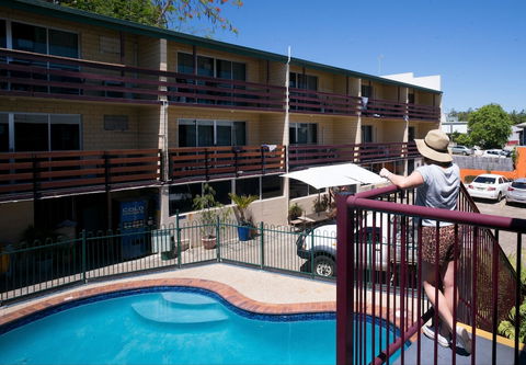 Airlie Beach YHA - Hostel - Holiday Byron Bay 1