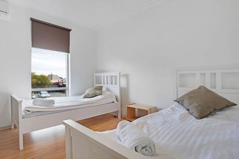 Adelaide Holiday Homes - Holiday Byron Bay 1