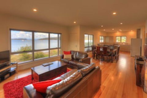 Fairwinds - Essentially Tas - Holiday Byron Bay 0
