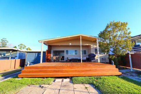 Lakefront Simplicity - Holiday Byron Bay 7