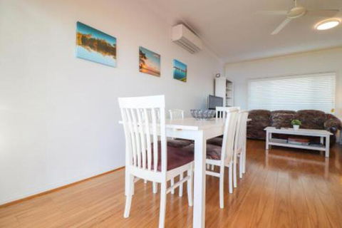 Lakefront Simplicity - Holiday Byron Bay 4