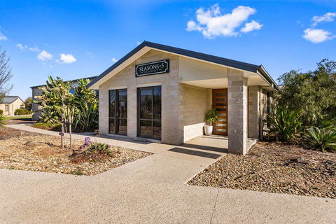 Quality Suites Point Cook Seasons 5 - Holiday Byron Bay 1