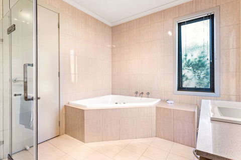 Quality Suites Point Cook Seasons 5 - Holiday Byron Bay 7
