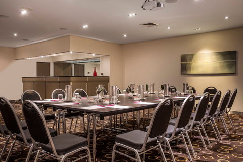Crowne Plaza Canberra - Holiday Byron Bay 10