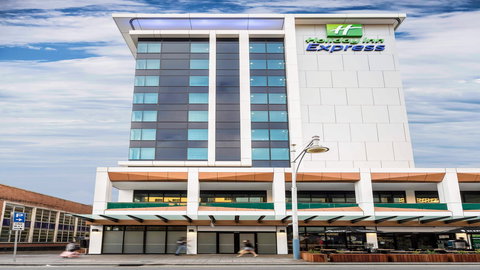 Holiday Inn Express Adelaide City Centre - Holiday Byron Bay 1