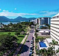 Holiday Inn Cairns Harbourside - Holiday Byron Bay