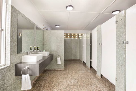 Camp Hill Hotel - Holiday Byron Bay 1