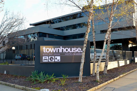 Townhouse Hotel, Wagga - Holiday Byron Bay 0
