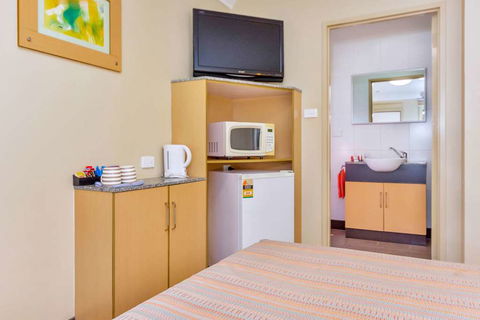 Econo Lodge Karratha - Holiday Byron Bay 11
