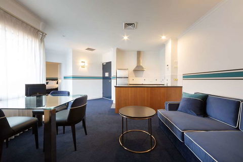 Ramada By Wyndham Diplomat Canberra - Holiday Byron Bay 8