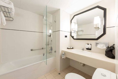 Ramada By Wyndham Diplomat Canberra - Holiday Byron Bay 9