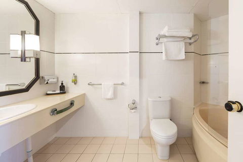 Ramada By Wyndham Diplomat Canberra - Holiday Byron Bay 11