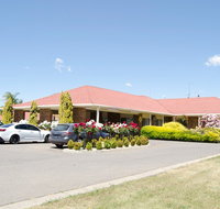 Pines Country Club Motor Inn - Holiday Byron Bay
