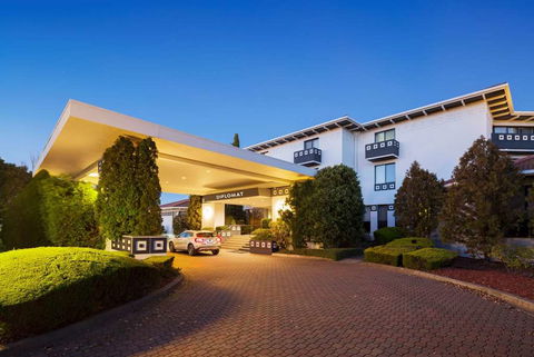 Ramada By Wyndham Diplomat Canberra - Holiday Byron Bay 0
