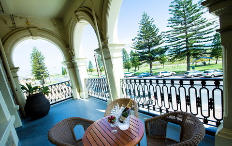 Largs Pier Hotel - Holiday Byron Bay 2