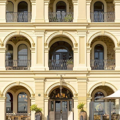 Largs Pier Hotel - Holiday Byron Bay 1