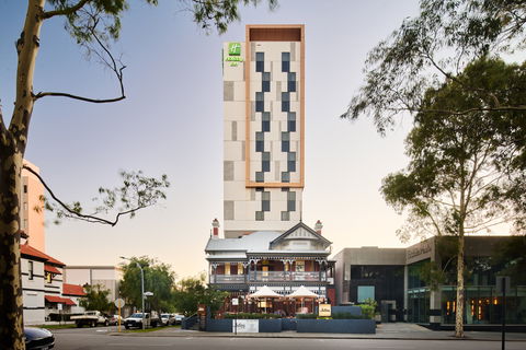 Holiday Inn West Perth - Holiday Byron Bay 1