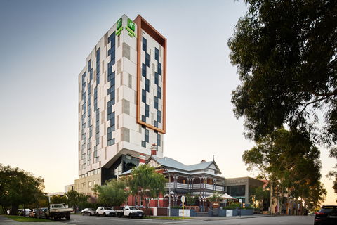Holiday Inn West Perth - Holiday Byron Bay 2