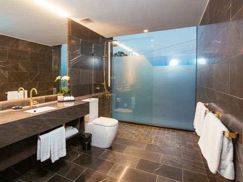 Eatons Hill Hotel - Holiday Byron Bay 2