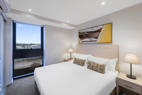 IStay Precinct Adelaide - Holiday Byron Bay 1