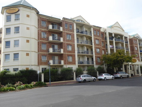 Adelaide City Apartment - 3br, 2bath & Carpark - Holiday Byron Bay 0