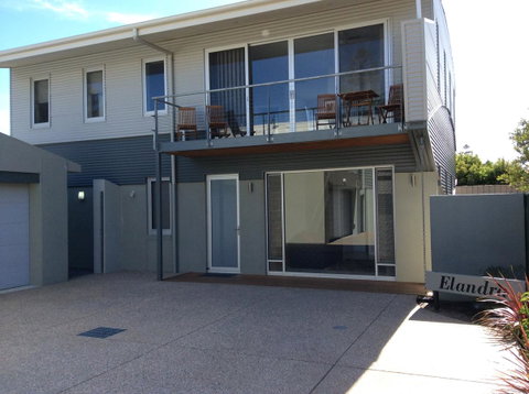 Elandra Holiday Home - Holiday Byron Bay 1