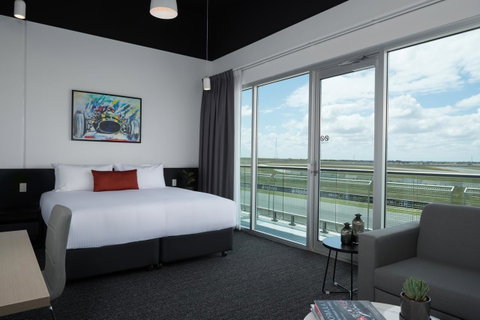 Rydges Pit Lane - Holiday Byron Bay 10
