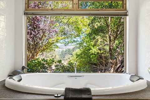 Adelaide Hills Retreats - Holiday Byron Bay 13