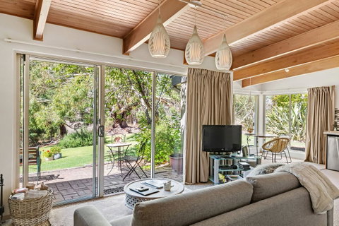 Adelaide Hills Retreats - Holiday Byron Bay 16