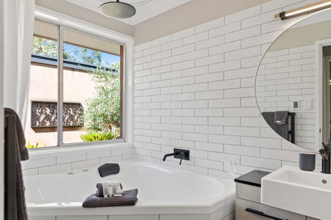 Adelaide Hills Retreats - Holiday Byron Bay 17