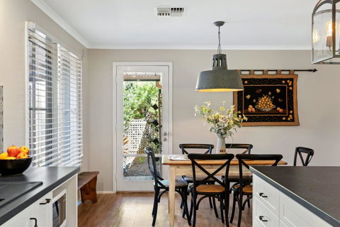 Adelaide Hills Retreats - Holiday Byron Bay 8