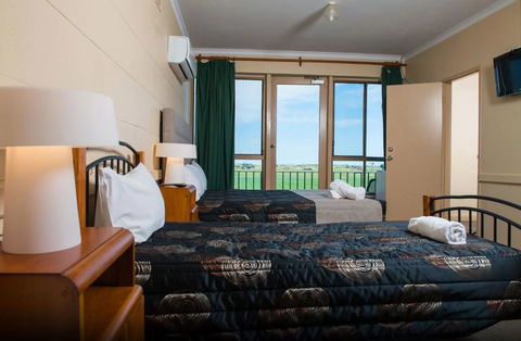 Tailem Bend Riverside Hotel - Holiday Byron Bay 1