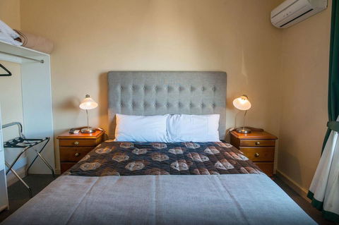 Tailem Bend Riverside Hotel - Holiday Byron Bay 2