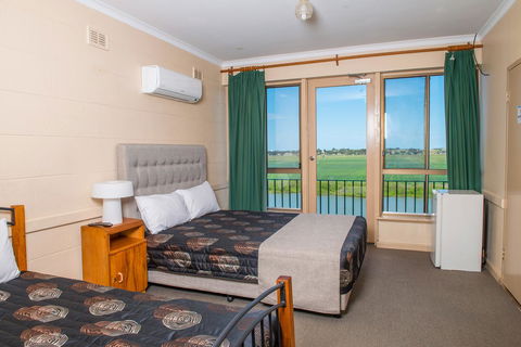 Tailem Bend Riverside Hotel - Holiday Byron Bay 0