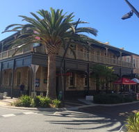Grosvenor Hotel - Holiday Byron Bay