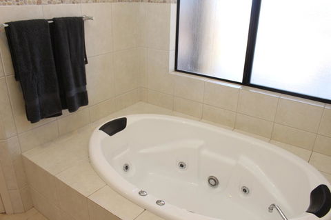 The Lighthouse - Beachfront Accommodation - Holiday Byron Bay 4