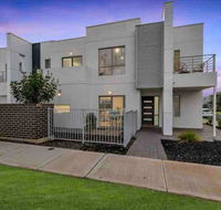 MODERN SPACIOUS 3 BR HOME - NEAR BEACH  AIRPORT