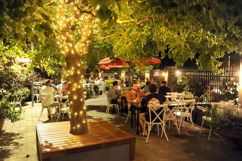 The Stirling Arms Hotel - Holiday Byron Bay 2